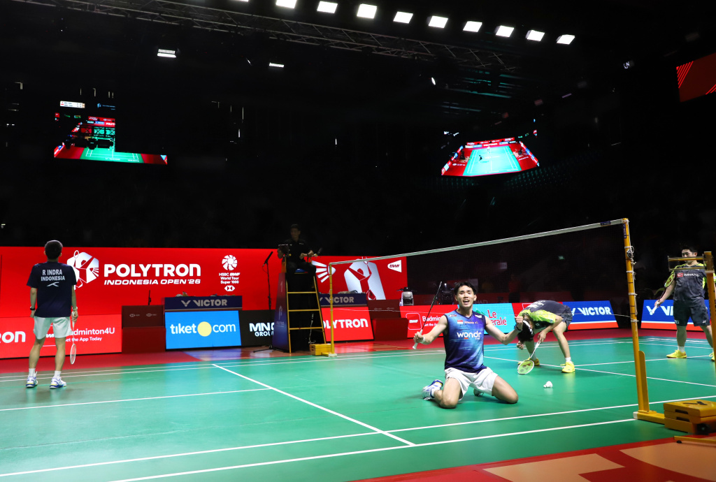 Ganda putra Indonesia Raymond dan Joaquin melaju ke babak semifinal usai menang rubber gim 16-21, 24-22, 21-18 (Ashar/SinPo.id)