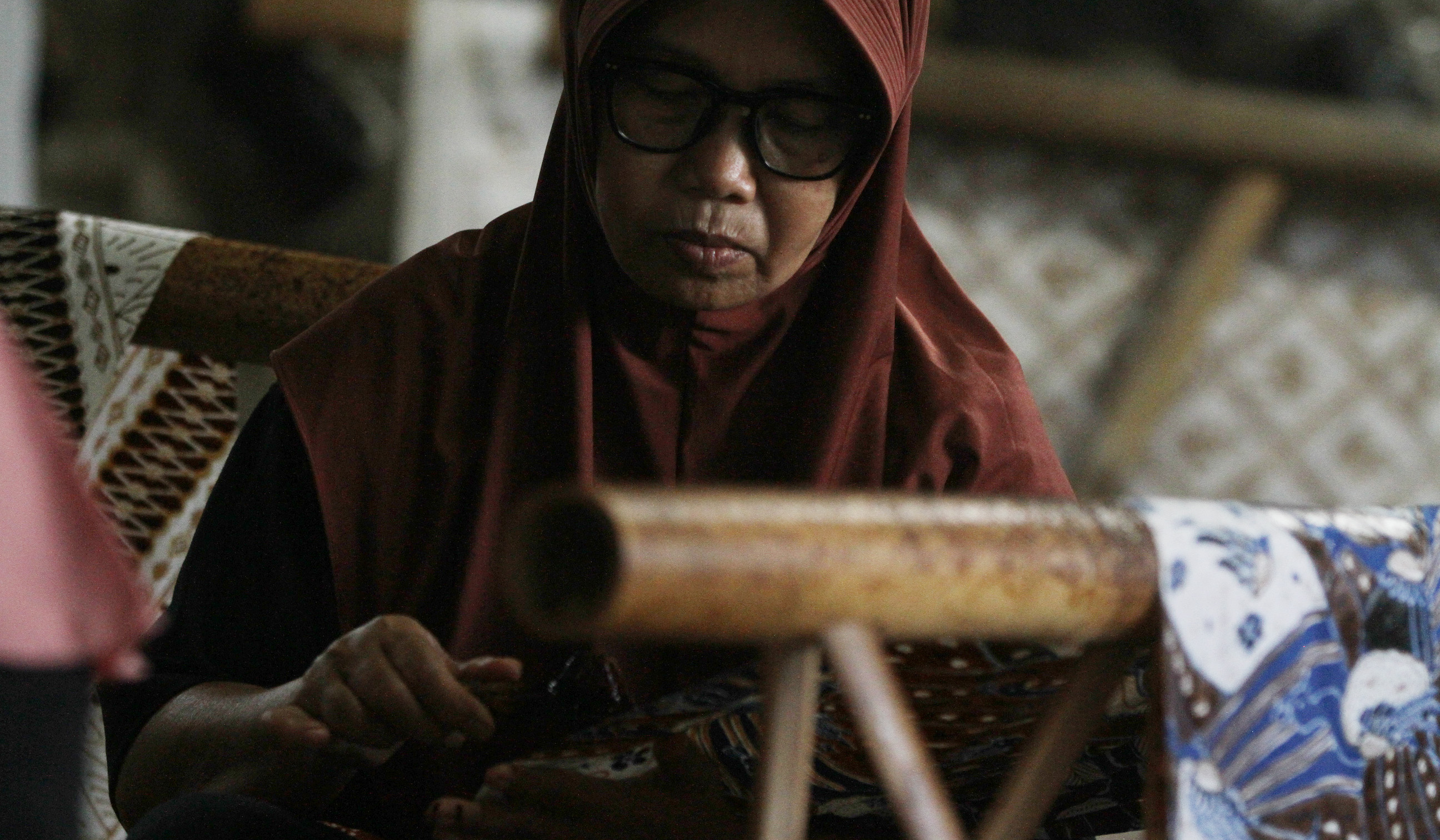 Proses pembuatan batik tulis. (Agus Priatna/SinPo.id)