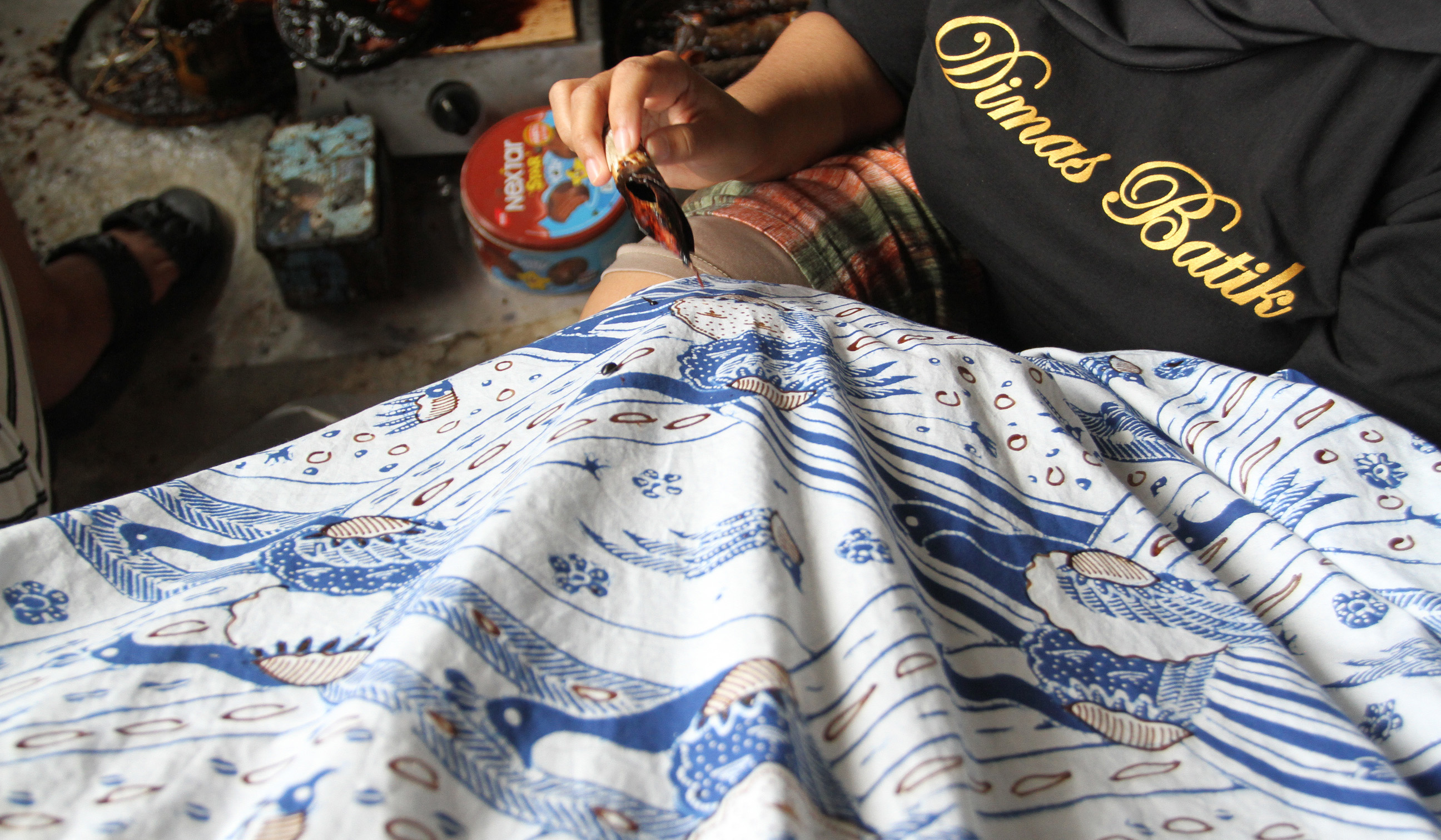 Proses pembuatan batik tulis. (Agus Priatna/SinPo.id)