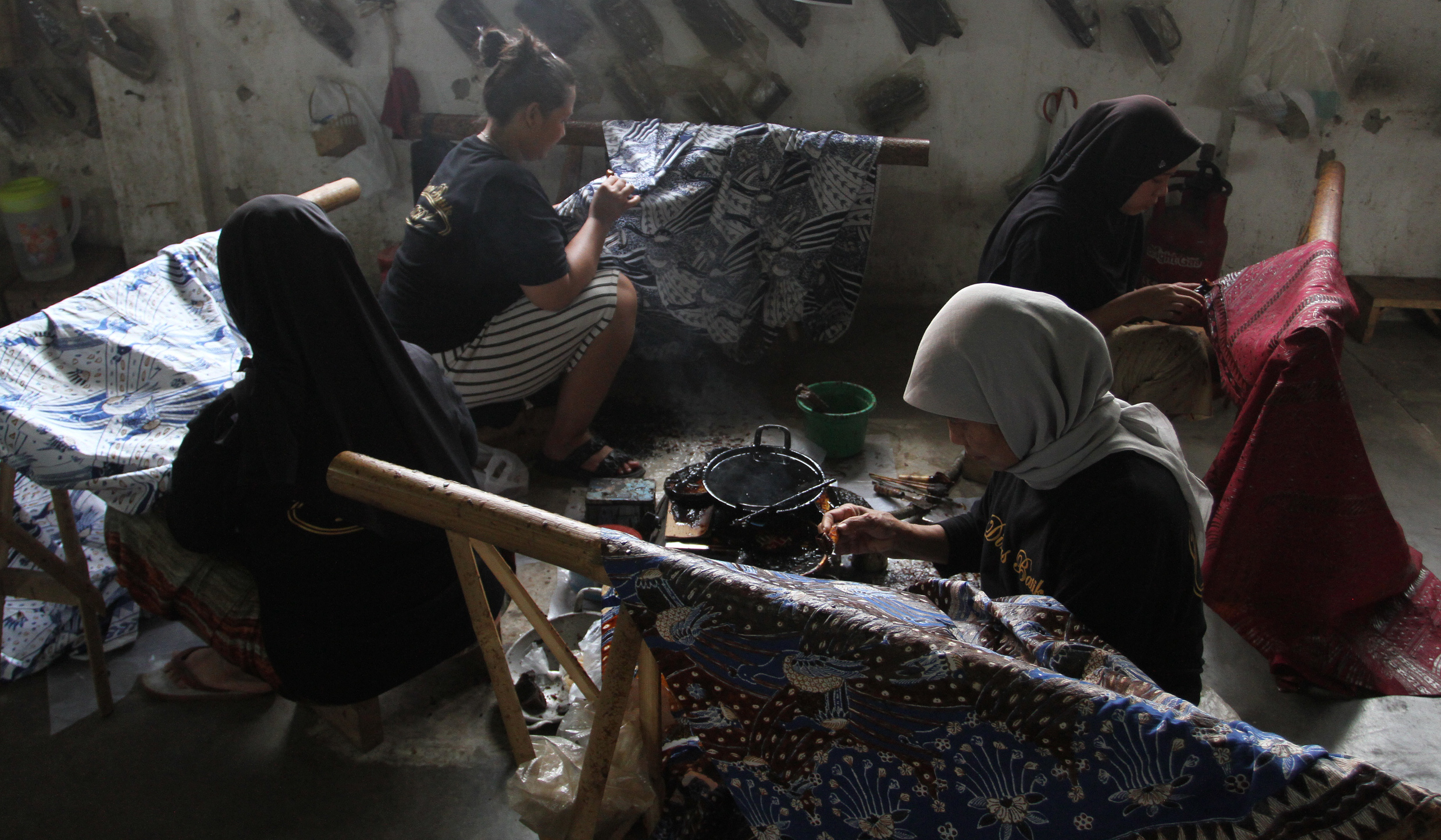 Proses pembuatan batik tulis. (Agus Priatna/SinPo.id)