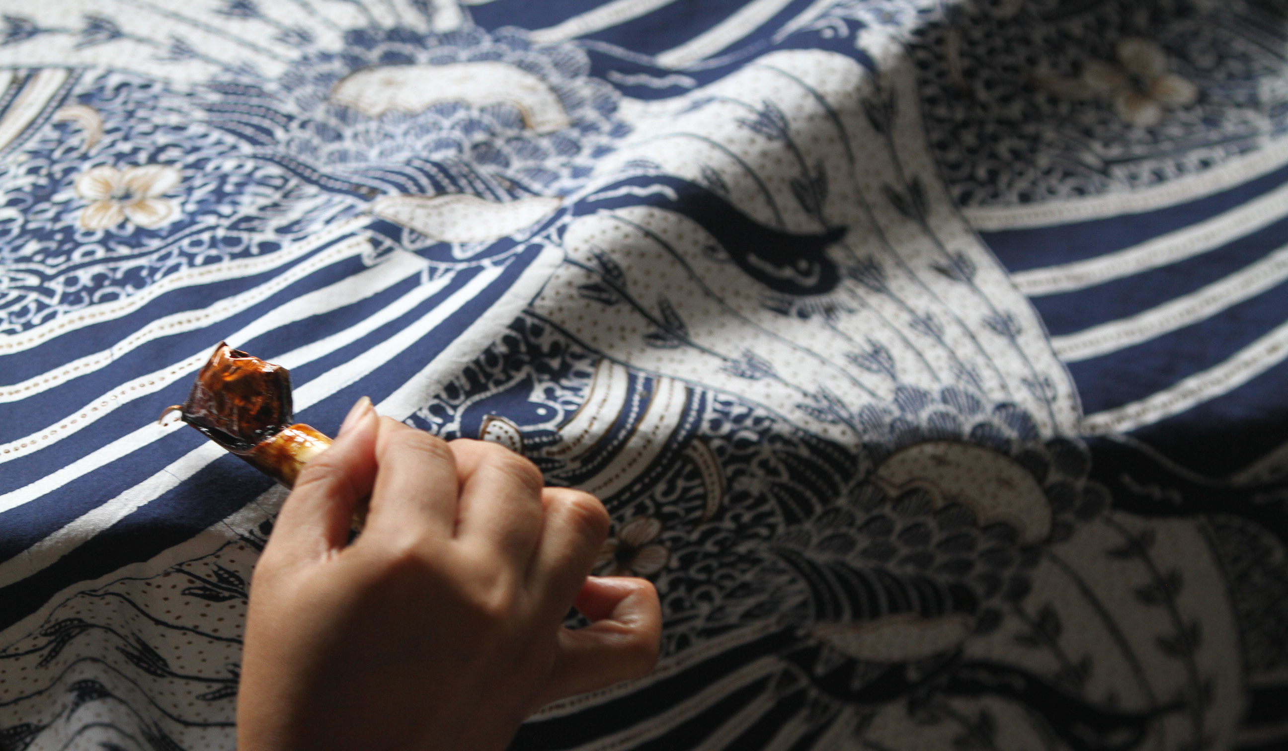 Proses pembuatan batik tulis. (Agus Priatna/SinPo.id)