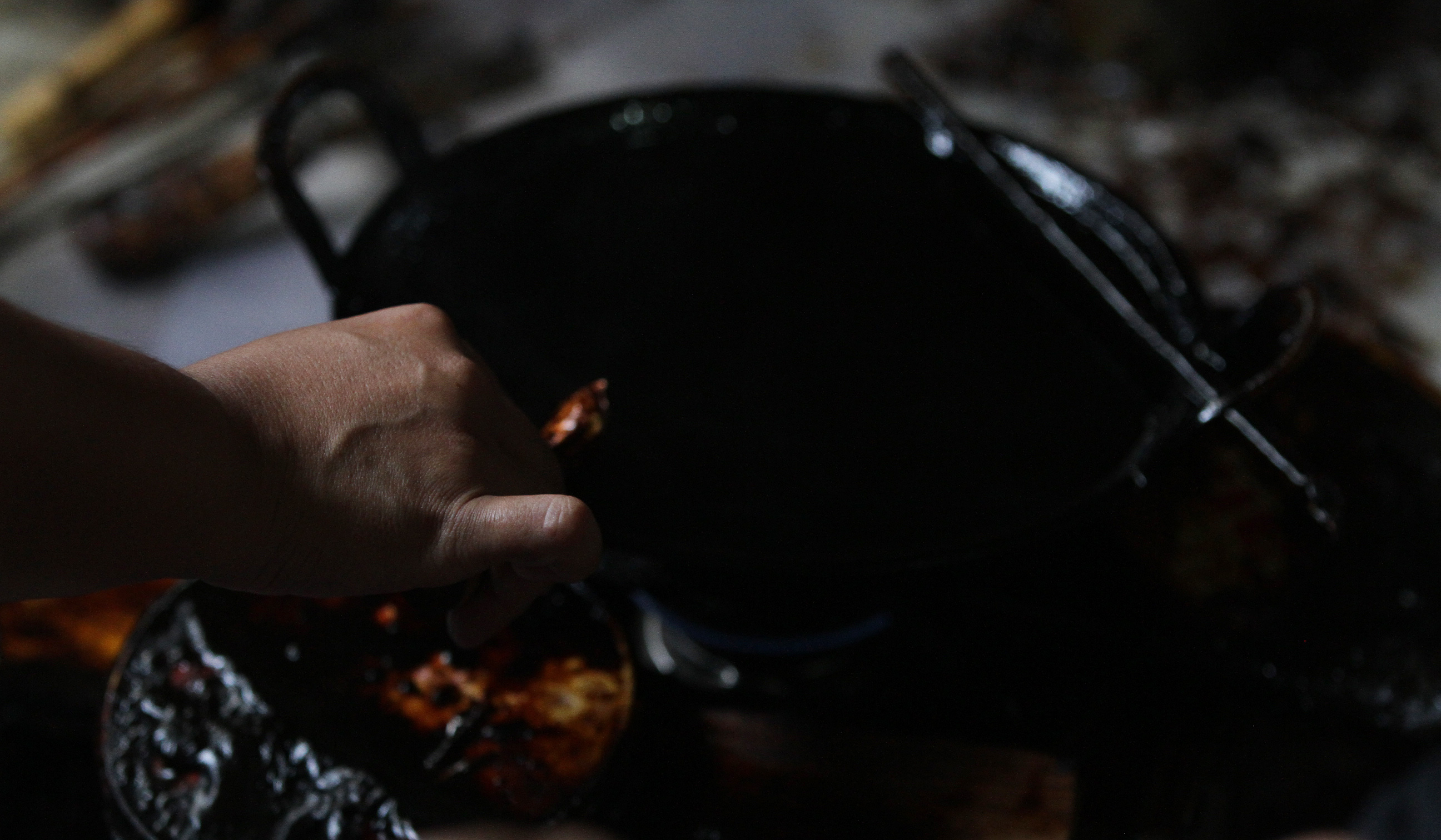 Proses pembuatan batik tulis. (Agus Priatna/SinPo.id)