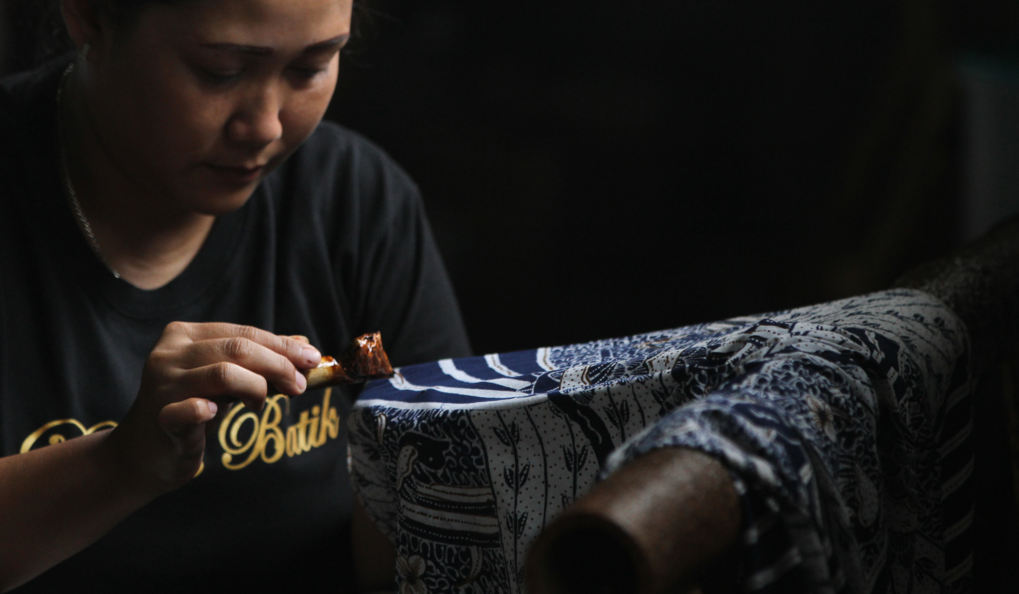 Proses pembuatan batik tulis. (Agus Priatna/SinPo.id)