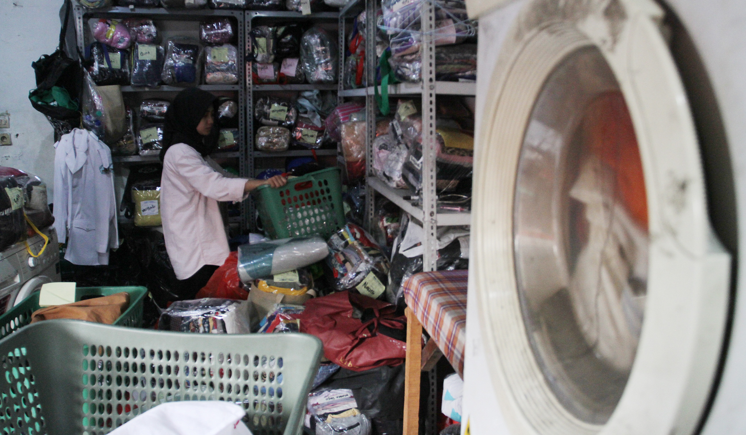 Usaha cuci pakaian di Menteng Jaya, Jakarta. (Agus Priatna/SinPo.id)