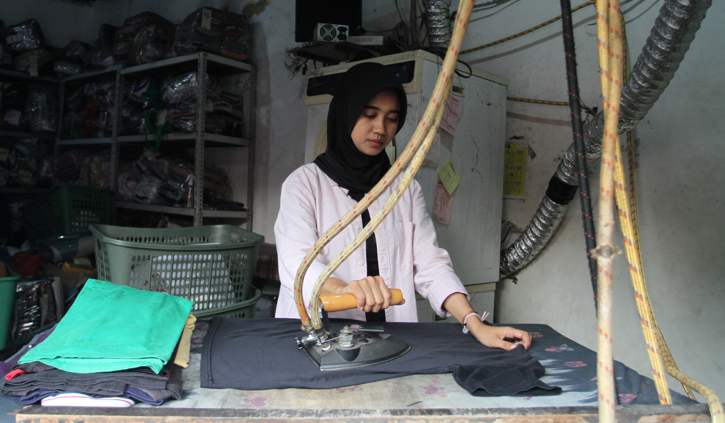 Usaha cuci pakaian di Menteng Jaya, Jakarta. (Agus Priatna/SinPo.id)