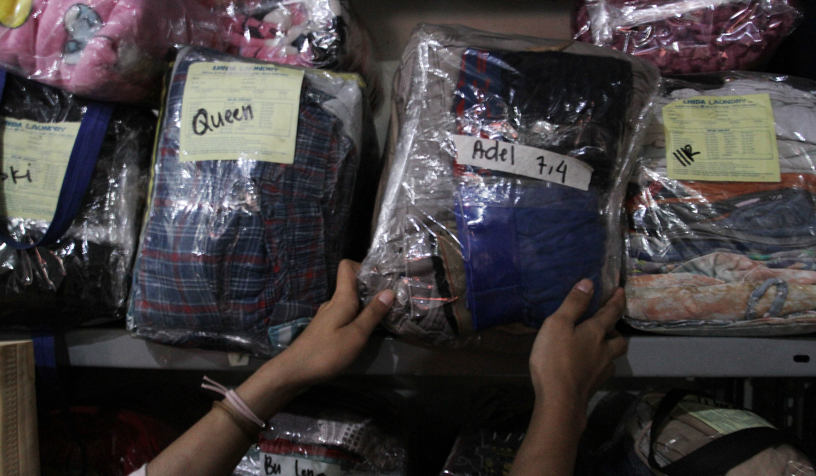 Usaha cuci pakaian di Menteng Jaya, Jakarta. (Agus Priatna/SinPo.id)