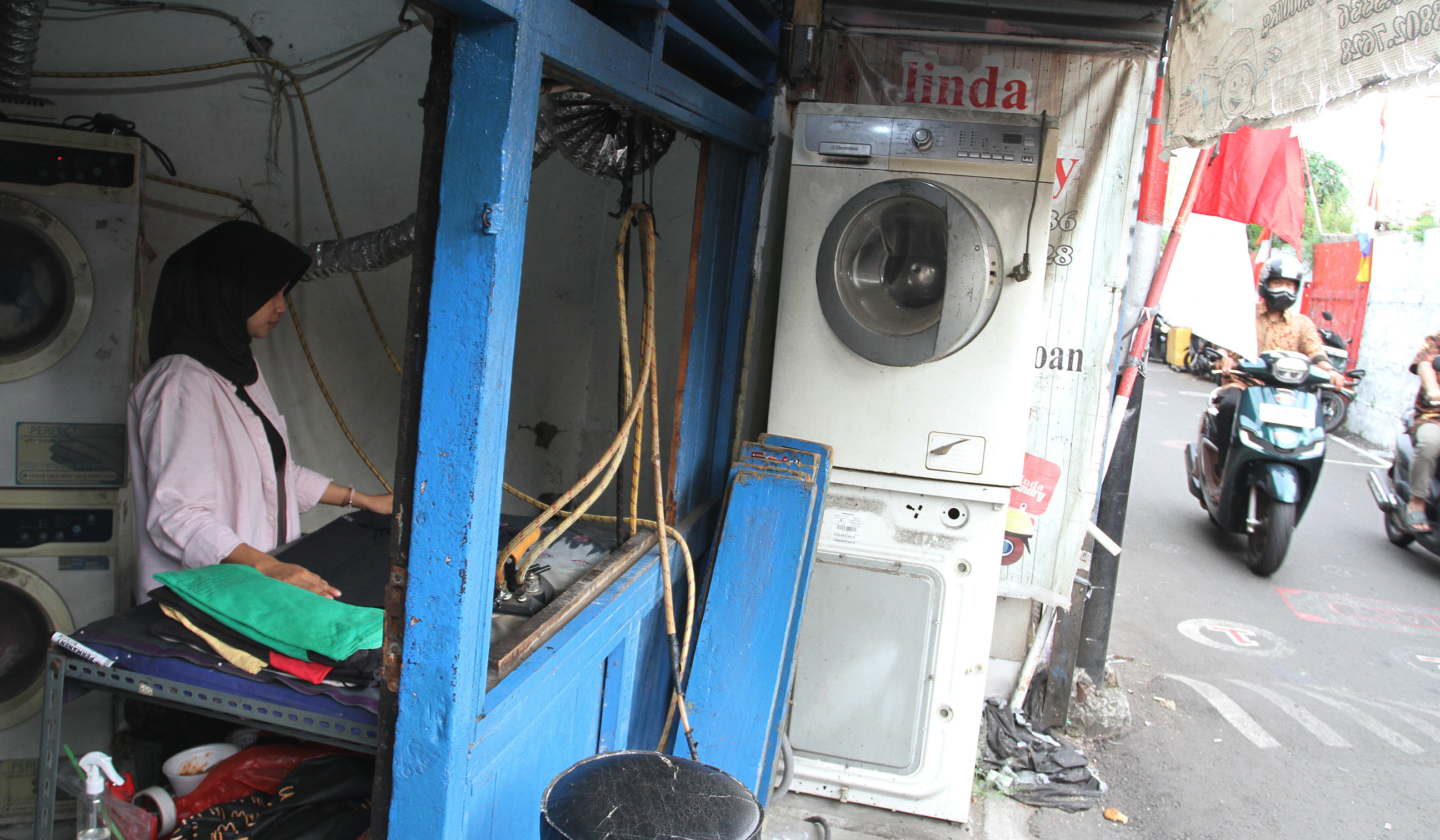 Usaha cuci pakaian di Menteng Jaya, Jakarta. (Agus Priatna/SinPo.id)