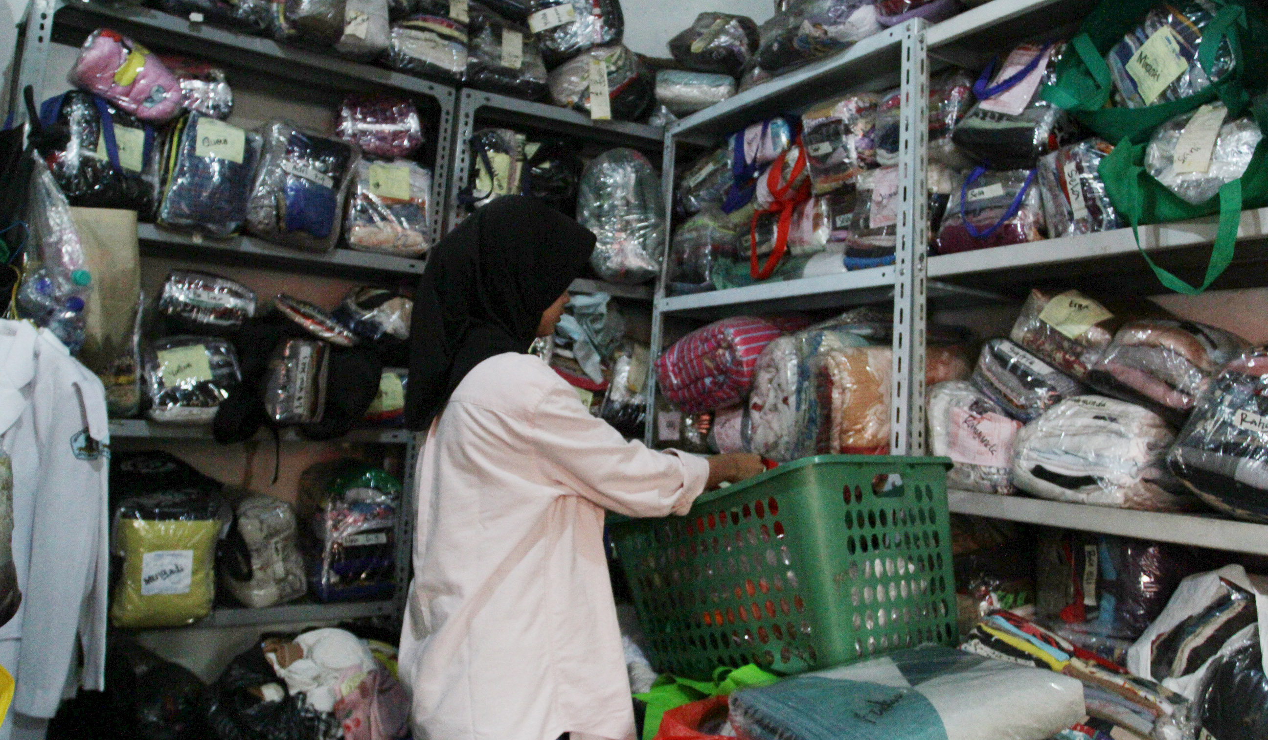 Usaha cuci pakaian di Menteng Jaya, Jakarta. (Agus Priatna/SinPo.id)