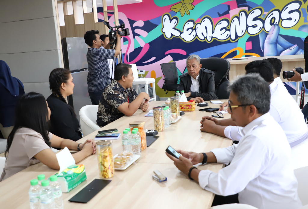 Redaksi Sinpo TV menggelar audiensi dengan Wakil Menteri Sosial Agus Jabo Priyono dengan membahas sekolah rakyat program Astacita Presiden Prabowo Subianto (Ashar/SinPo.id)