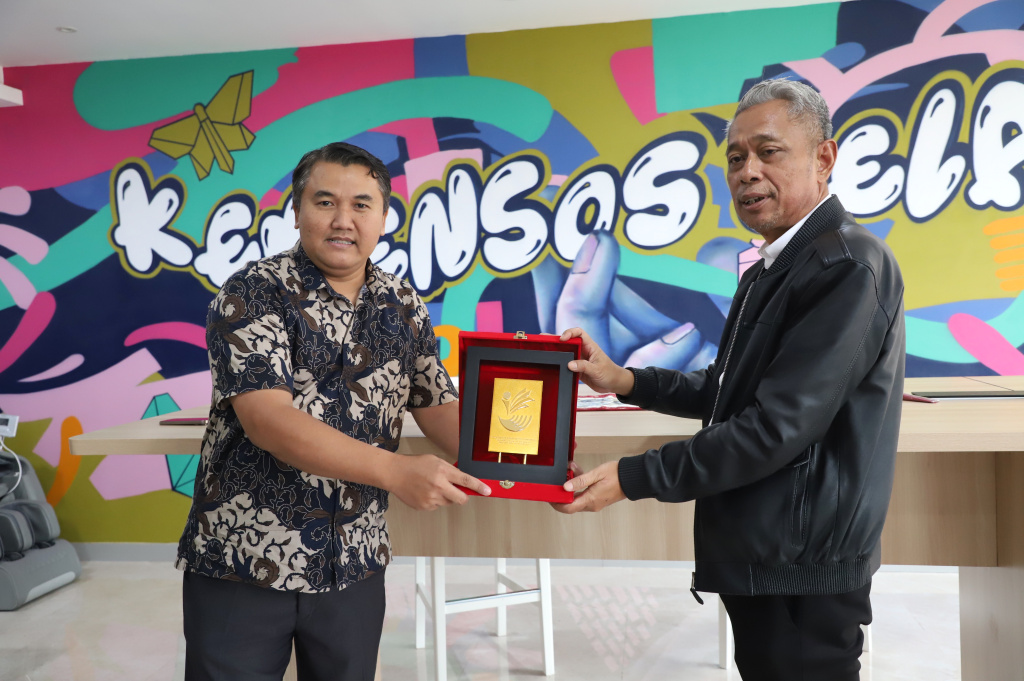 Redaksi Sinpo TV menggelar audiensi dengan Wakil Menteri Sosial Agus Jabo Priyono dengan membahas sekolah rakyat program Astacita Presiden Prabowo Subianto (Ashar/SinPo.id)