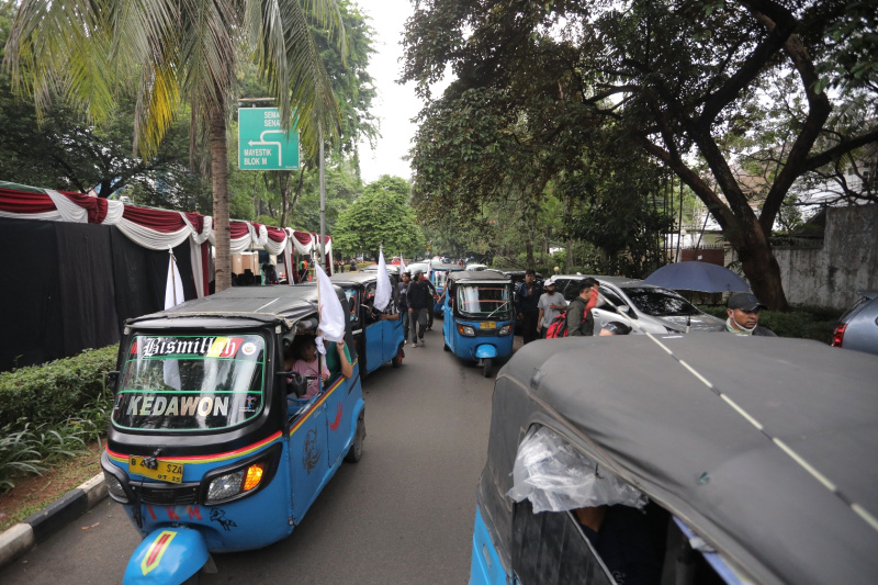 Relawan Arus Bawah dan Para Supir Bajaj Deklarasi mendukung paslon nomor urut 02 Prabowo-Gibran di Pilpres 2024 nanti (Ashar/SinPo.id)