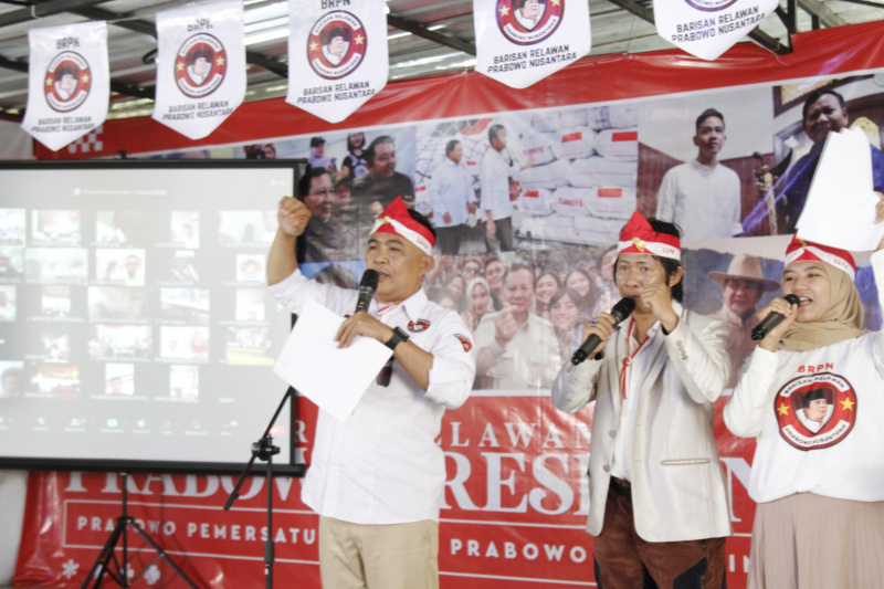 Relawan Barisan Relawan Prabowo Nusantara (BRPN) mendatangi Rumah Besar Relawan 08 Prabowo untuk Deklarasi mendukung Prabowo Presiden 2024 (Ashar/SinPo.id)