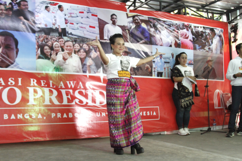 Relawan Emak-emak cinta Prabowo deklarasi dukung Prabowo Presiden di rumah besar relawan 08 (Ashar/SinPo.id)