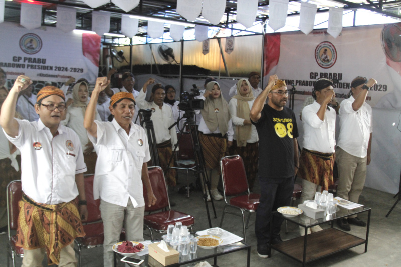 Relawan Gerakan Pro Prabowo Bersatu (GP Prabu) Jawa Tengah mendeklarasikan untuk mendukung Calon Presiden Prabowo Subianto di rumah beaar relawan 08 Prabowo Slipi (Ashar/SinPo.id)