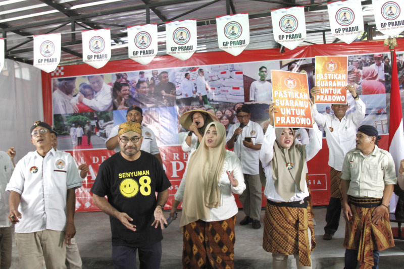 Relawan Gerakan Pro Prabowo Bersatu (GP Prabu) Jawa Tengah mendeklarasikan untuk mendukung Calon Presiden Prabowo Subianto di rumah beaar relawan 08 Prabowo Slipi (Ashar/SinPo.id)