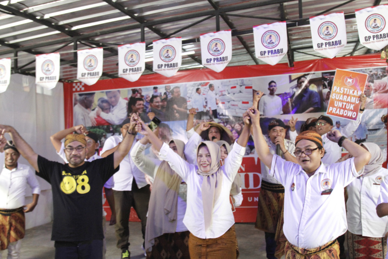 Relawan Gerakan Pro Prabowo Bersatu (GP Prabu) Jawa Tengah mendeklarasikan untuk mendukung Calon Presiden Prabowo Subianto di rumah beaar relawan 08 Prabowo Slipi (Ashar/SinPo.id)