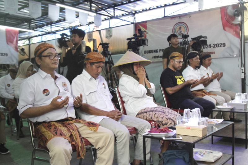 Relawan Gerakan Pro Prabowo Bersatu (GP Prabu) Jawa Tengah mendeklarasikan untuk mendukung Calon Presiden Prabowo Subianto di rumah beaar relawan 08 Prabowo Slipi (Ashar/SinPo.id)