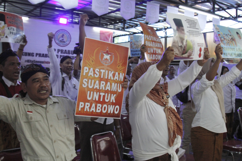 Relawan Gerakan Pro Prabowo Bersatu (GP Prabu) Jawa Tengah mendeklarasikan untuk mendukung Calon Presiden Prabowo Subianto di rumah beaar relawan 08 Prabowo Slipi (Ashar/SinPo.id)