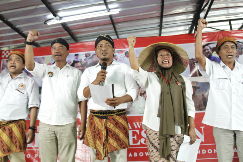 Relawan Gerakan Pro Prabowo Bersatu (GP Prabu) Jawa Tengah mendeklarasikan untuk mendukung Calon Presiden Prabowo Subianto di rumah beaar relawan 08 Prabowo Slipi (Ashar/SinPo.id)