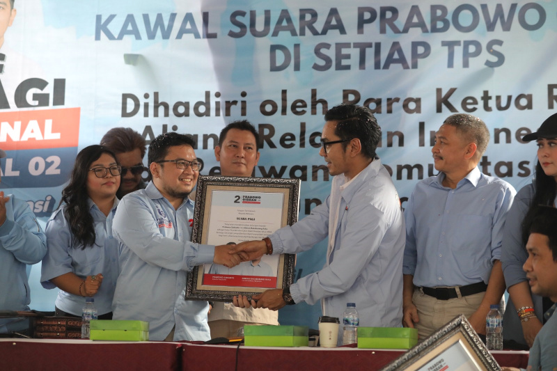 Relawan pendukung paslon nomor urut 02 Prabowo-Gibran meluncurkan platform digital suarapagi. Id untuk mengawal suara Prabowo-Gibran di TPS (Ashar/SinPo.id)