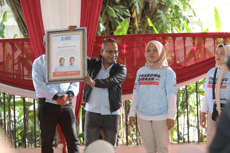 Relawan Obrolan Emak-Emak Deklarasi mendukung dan akan memenangkan Prabowo-Gibran satu putaran (Ashar/SinPo.id)