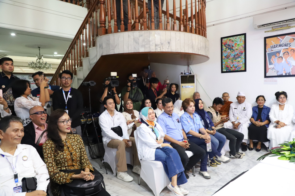 Relawan Prabowo-Gibran Aliansi Indonesia Raya (AIR) dan Gatot Kaca menggelar Tasyakuran HUT ke-74 Presiden Prabowo Subianto (Ashar/SinPo.id)