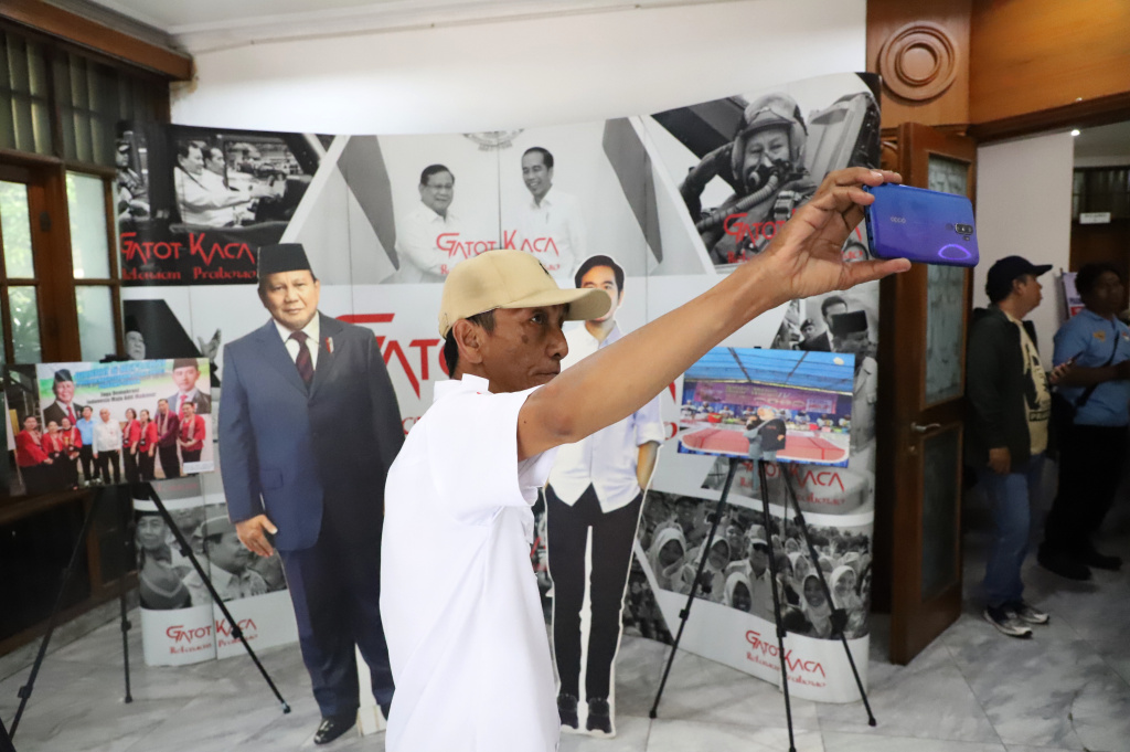 Relawan Prabowo-Gibran Aliansi Indonesia Raya (AIR) dan Gatot Kaca menggelar Tasyakuran HUT ke-74 Presiden Prabowo Subianto (Ashar/SinPo.id)