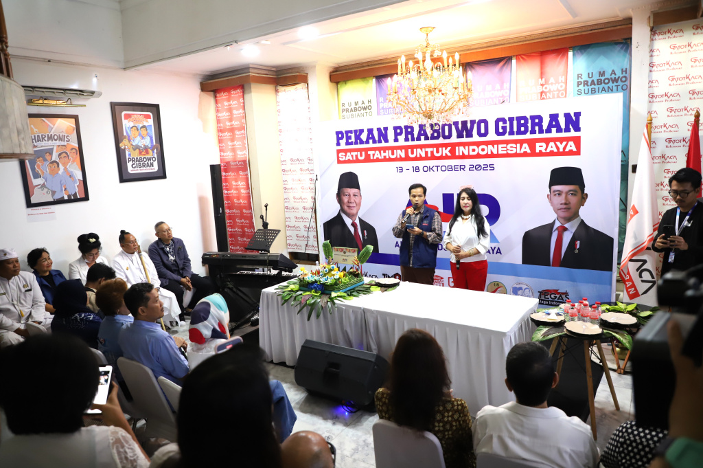 Relawan Prabowo-Gibran Aliansi Indonesia Raya (AIR) dan Gatot Kaca menggelar Tasyakuran HUT ke-74 Presiden Prabowo Subianto (Ashar/SinPo.id)