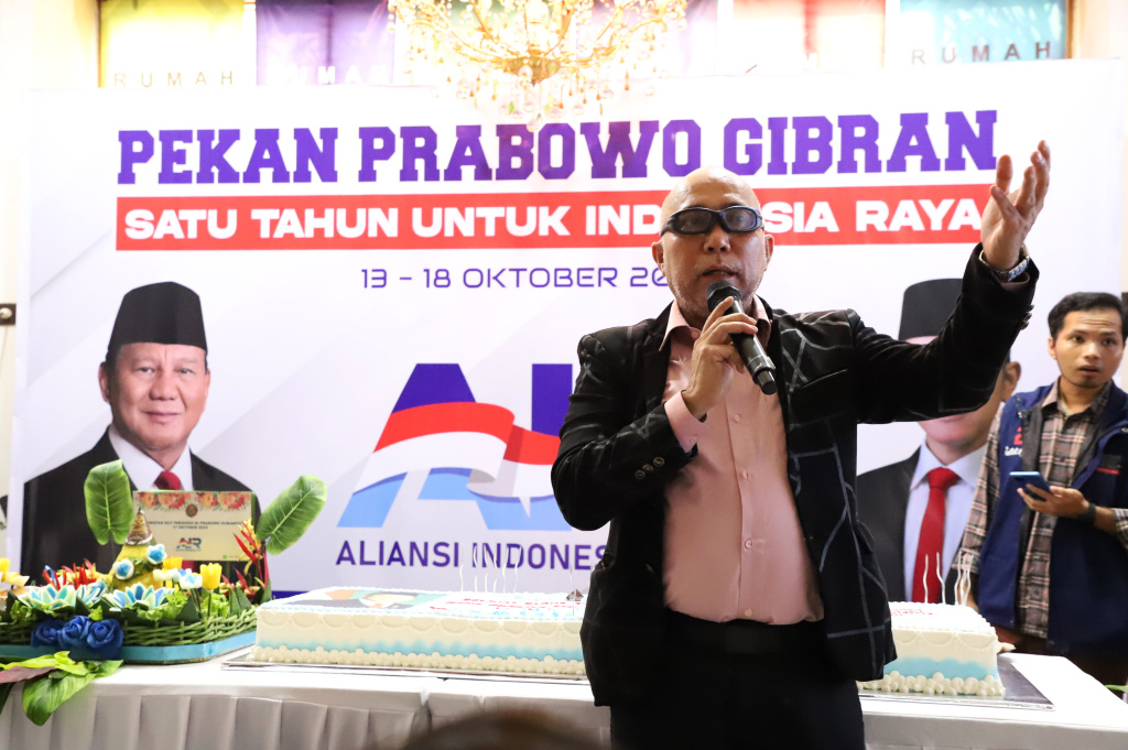 Relawan Prabowo-Gibran Aliansi Indonesia Raya (AIR) dan Gatot Kaca menggelar Tasyakuran HUT ke-74 Presiden Prabowo Subianto (Ashar/SinPo.id)