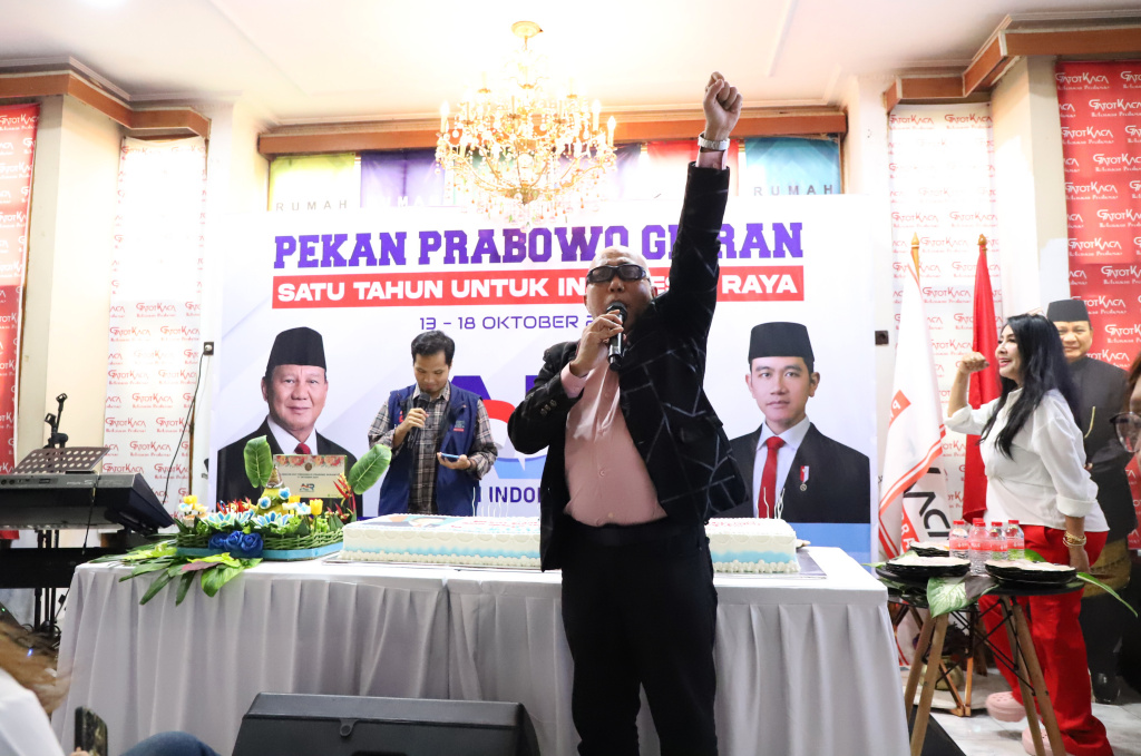 Relawan Prabowo-Gibran Aliansi Indonesia Raya (AIR) dan Gatot Kaca menggelar Tasyakuran HUT ke-74 Presiden Prabowo Subianto (Ashar/SinPo.id)