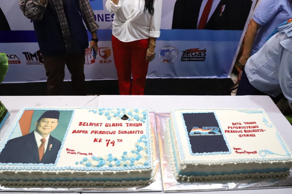 Relawan Prabowo-Gibran Aliansi Indonesia Raya (AIR) dan Gatot Kaca menggelar Tasyakuran HUT ke-74 Presiden Prabowo Subianto (Ashar/SinPo.id)