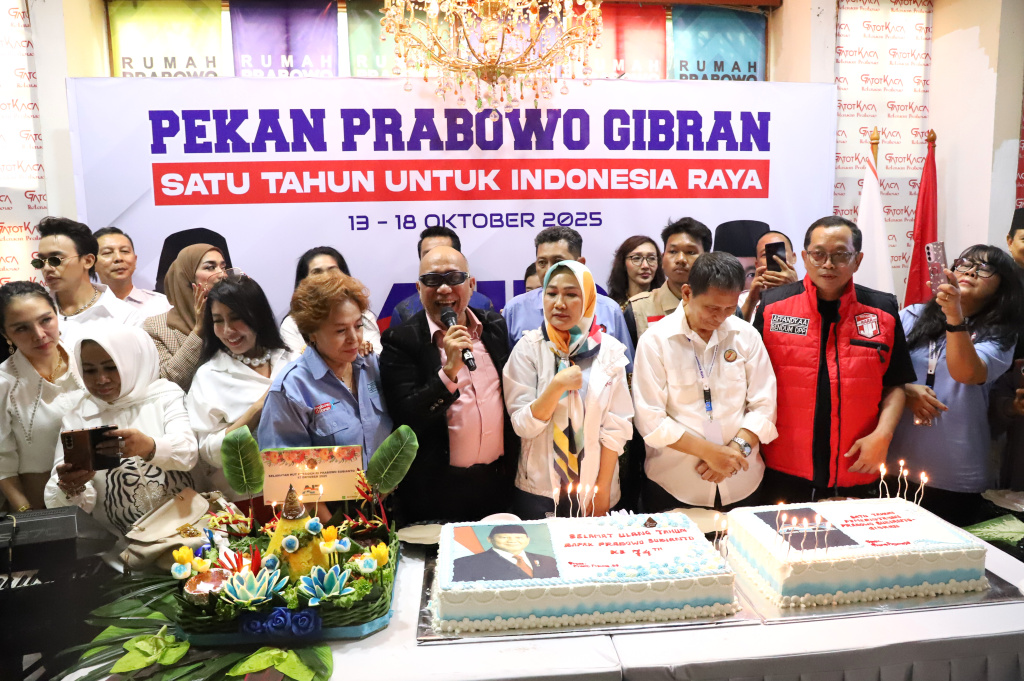 Relawan Prabowo-Gibran Aliansi Indonesia Raya (AIR) dan Gatot Kaca menggelar Tasyakuran HUT ke-74 Presiden Prabowo Subianto (Ashar/SinPo.id)