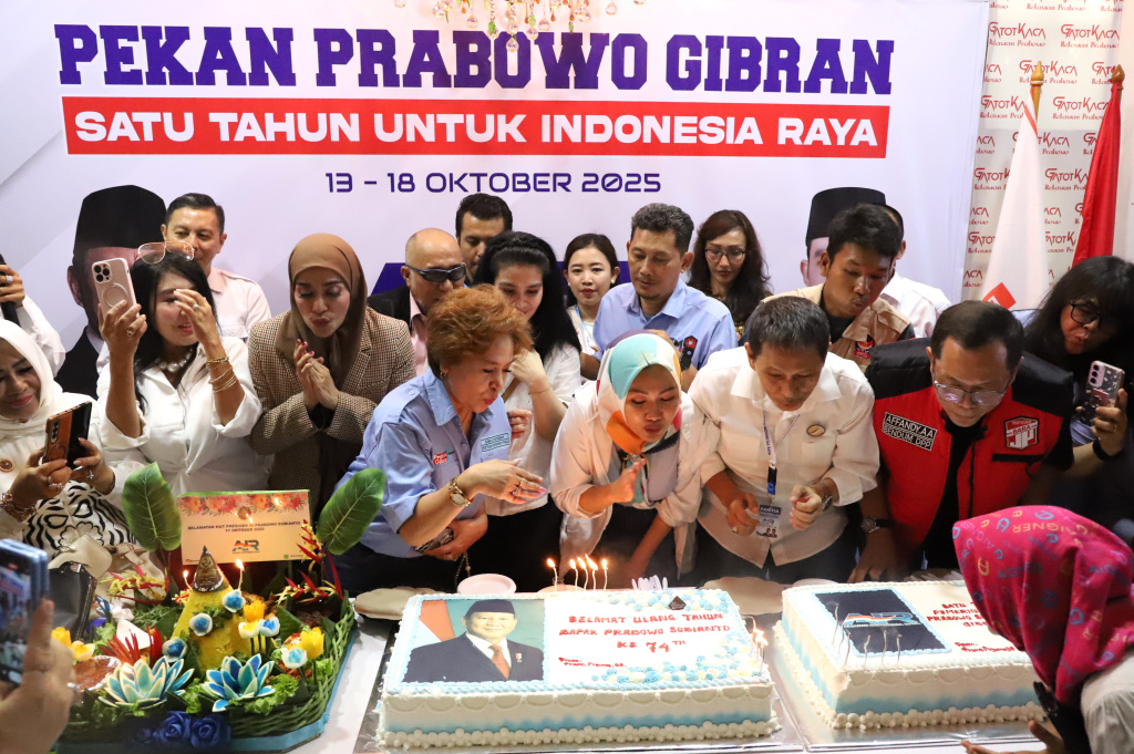 Relawan Prabowo-Gibran Aliansi Indonesia Raya (AIR) dan Gatot Kaca menggelar Tasyakuran HUT ke-74 Presiden Prabowo Subianto (Ashar/SinPo.id)