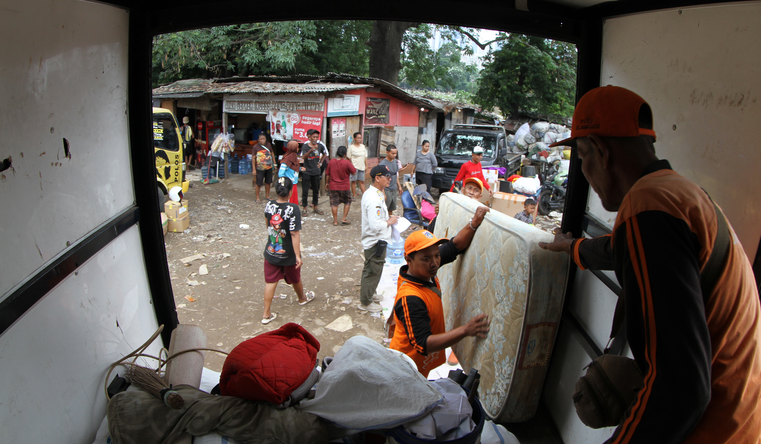 Relokasi warga TPU Menteng Pulo II. (Agus Priatna/SinPo.id)
