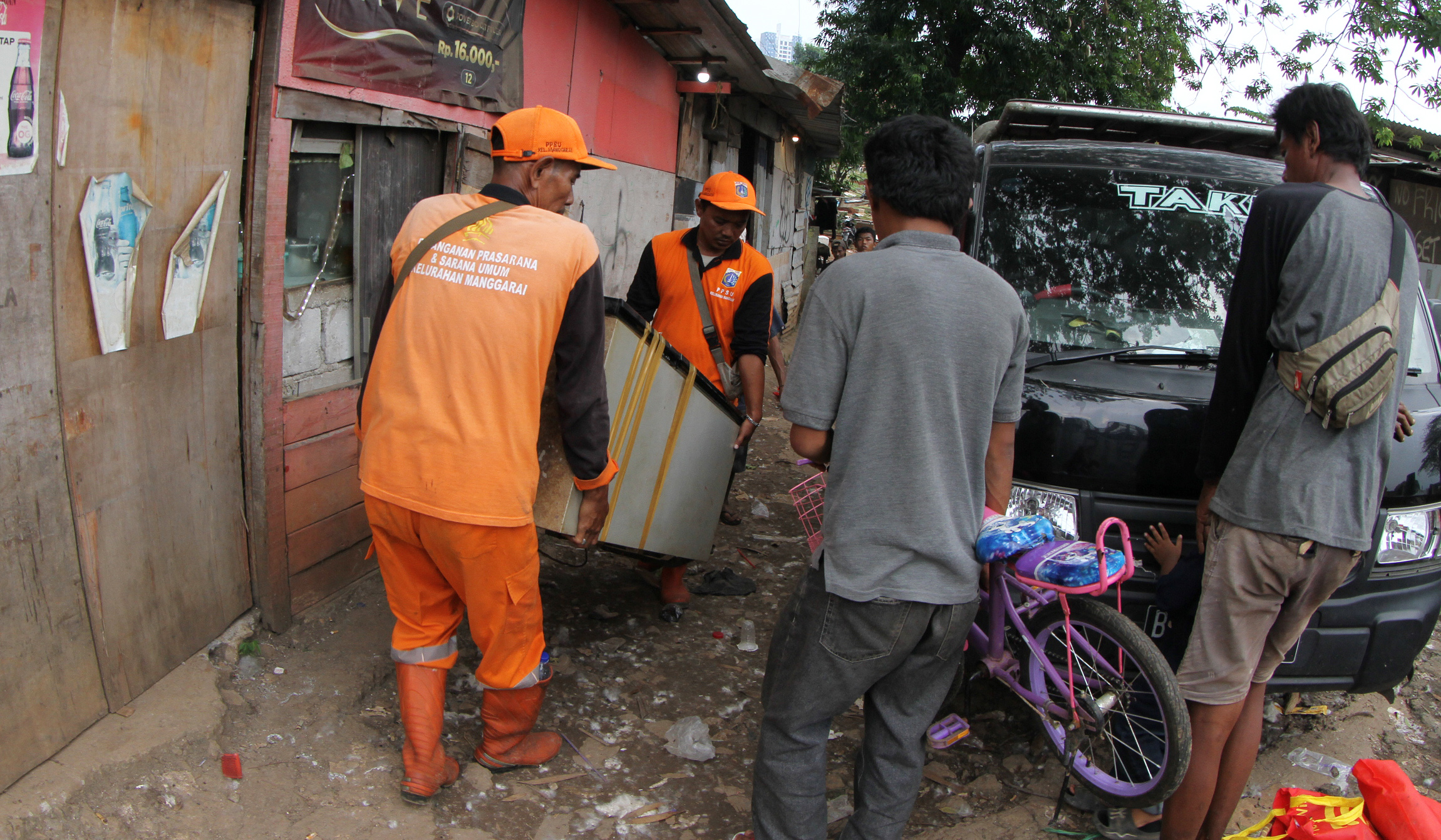 Relokasi warga TPU Menteng Pulo II. (Agus Priatna/SinPo.id)