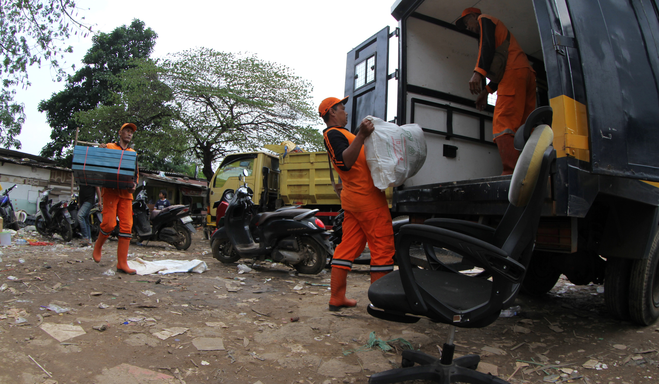 Relokasi warga TPU Menteng Pulo II. (Agus Priatna/SinPo.id)