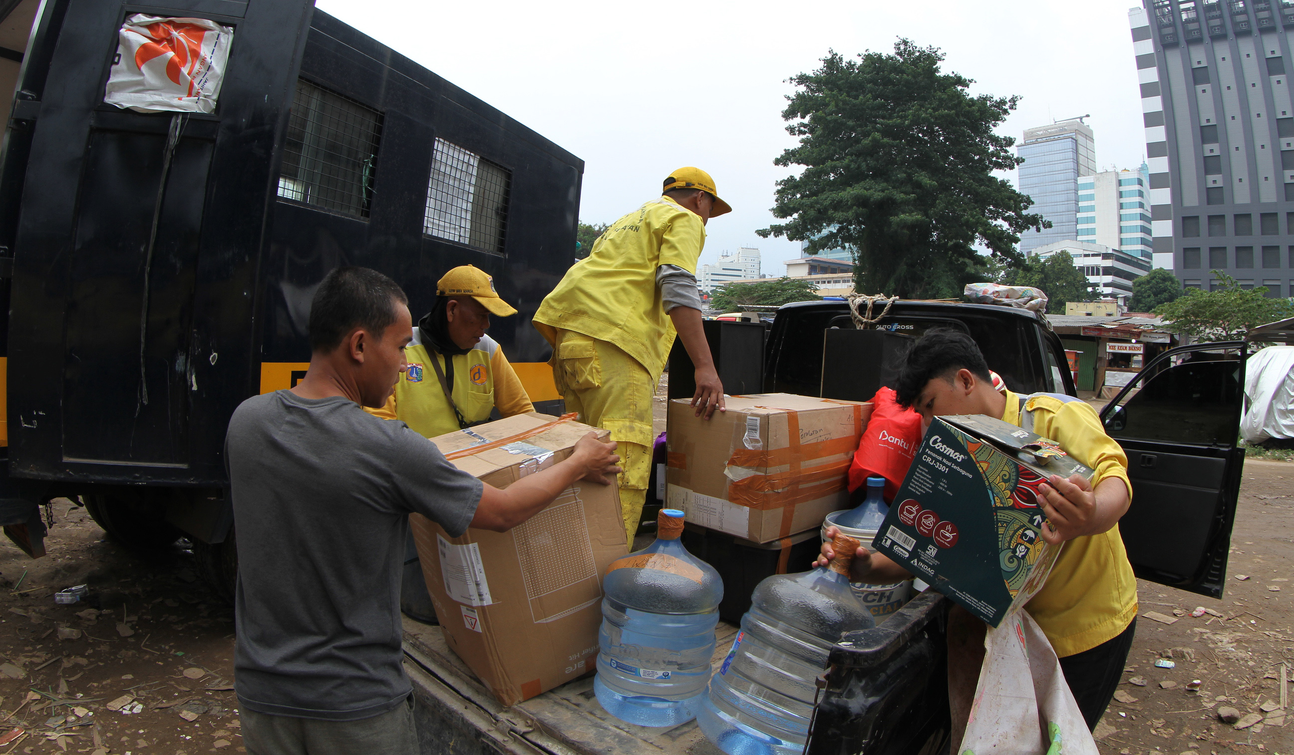 Relokasi warga TPU Menteng Pulo II. (Agus Priatna/SinPo.id)
