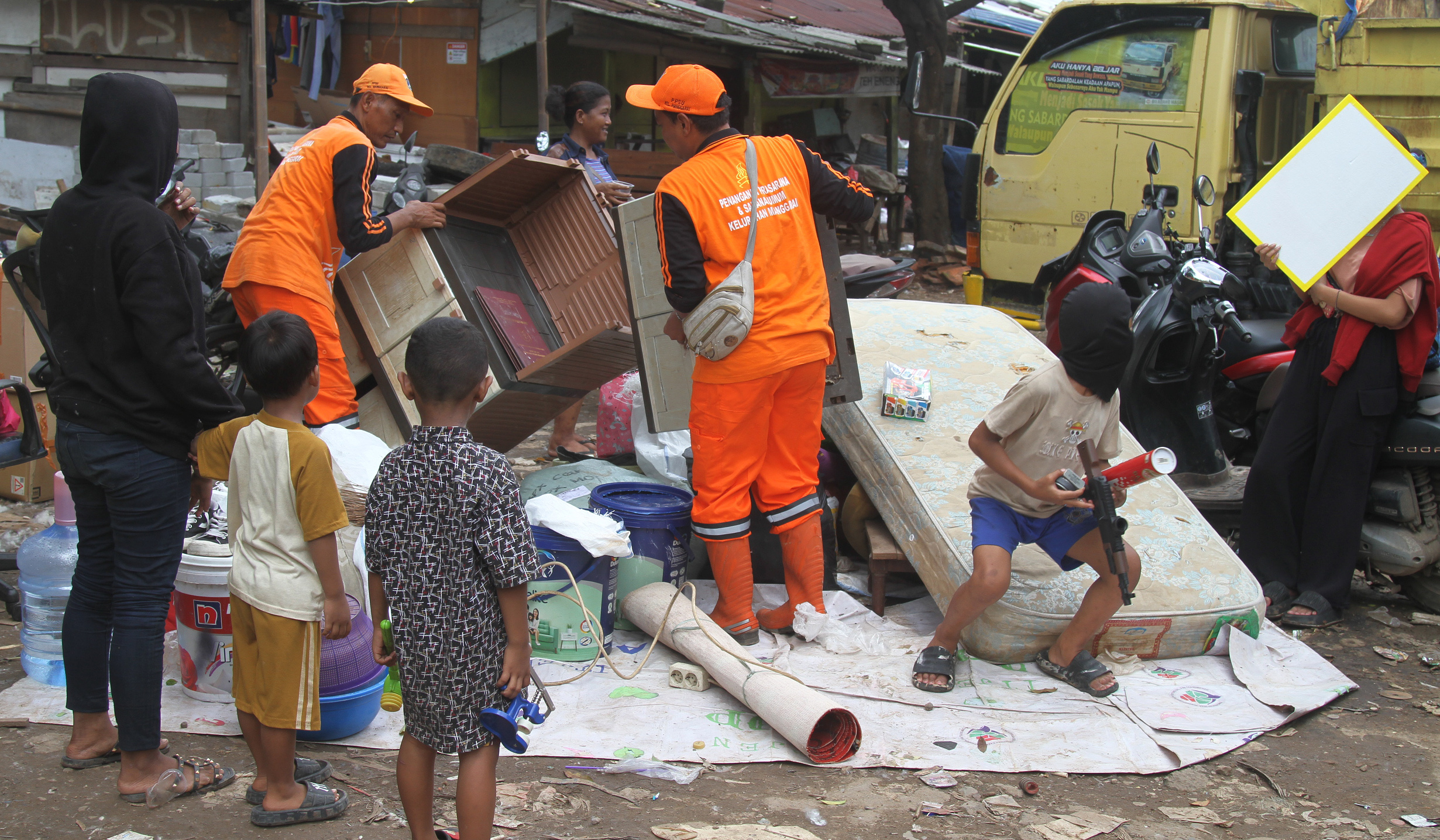 Relokasi warga TPU Menteng Pulo II. (Agus Priatna/SinPo.id)