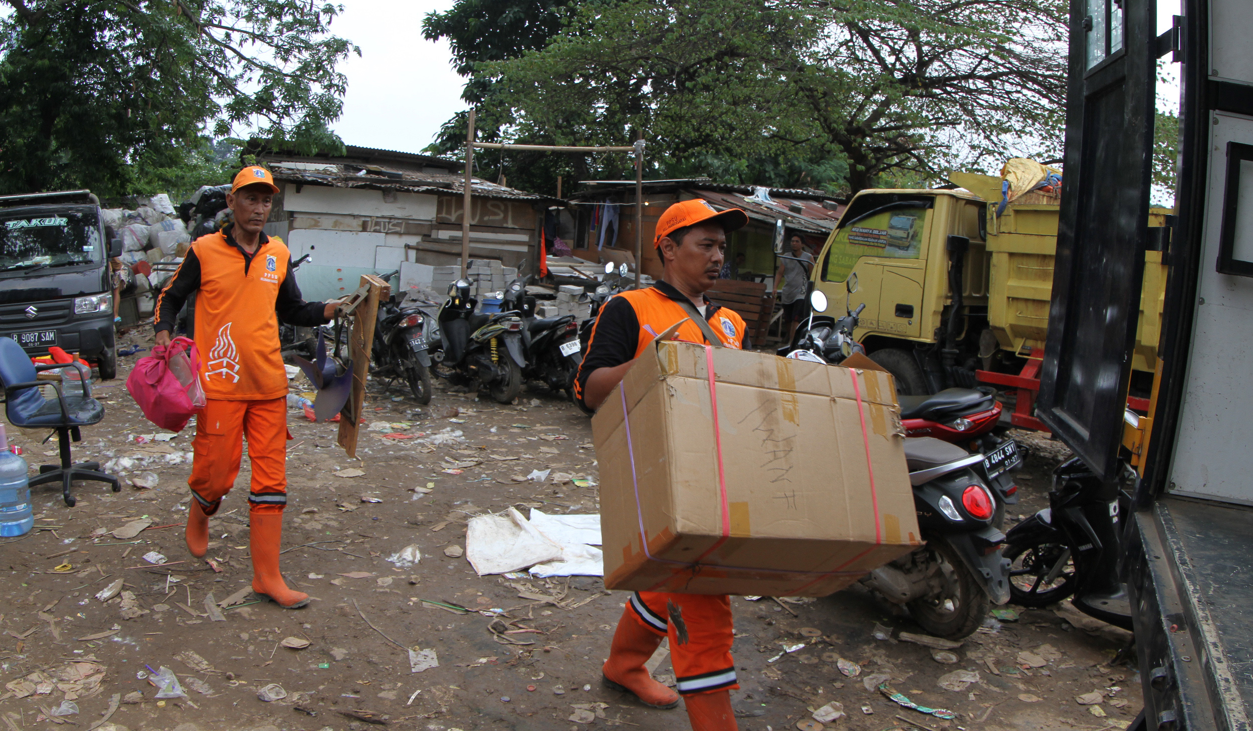 Relokasi warga TPU Menteng Pulo II. (Agus Priatna/SinPo.id)