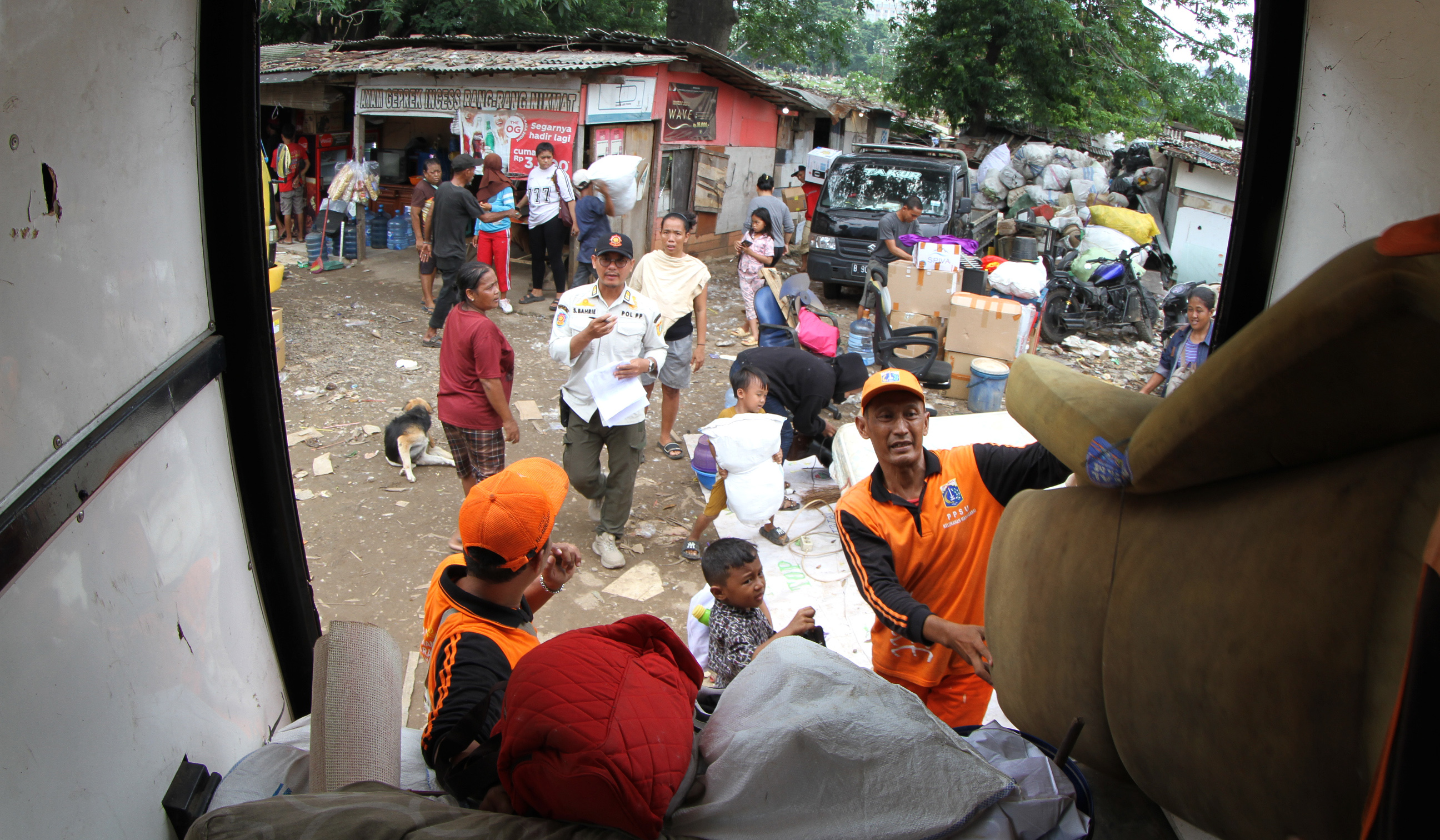 Relokasi warga TPU Menteng Pulo II. (Agus Priatna/SinPo.id)
