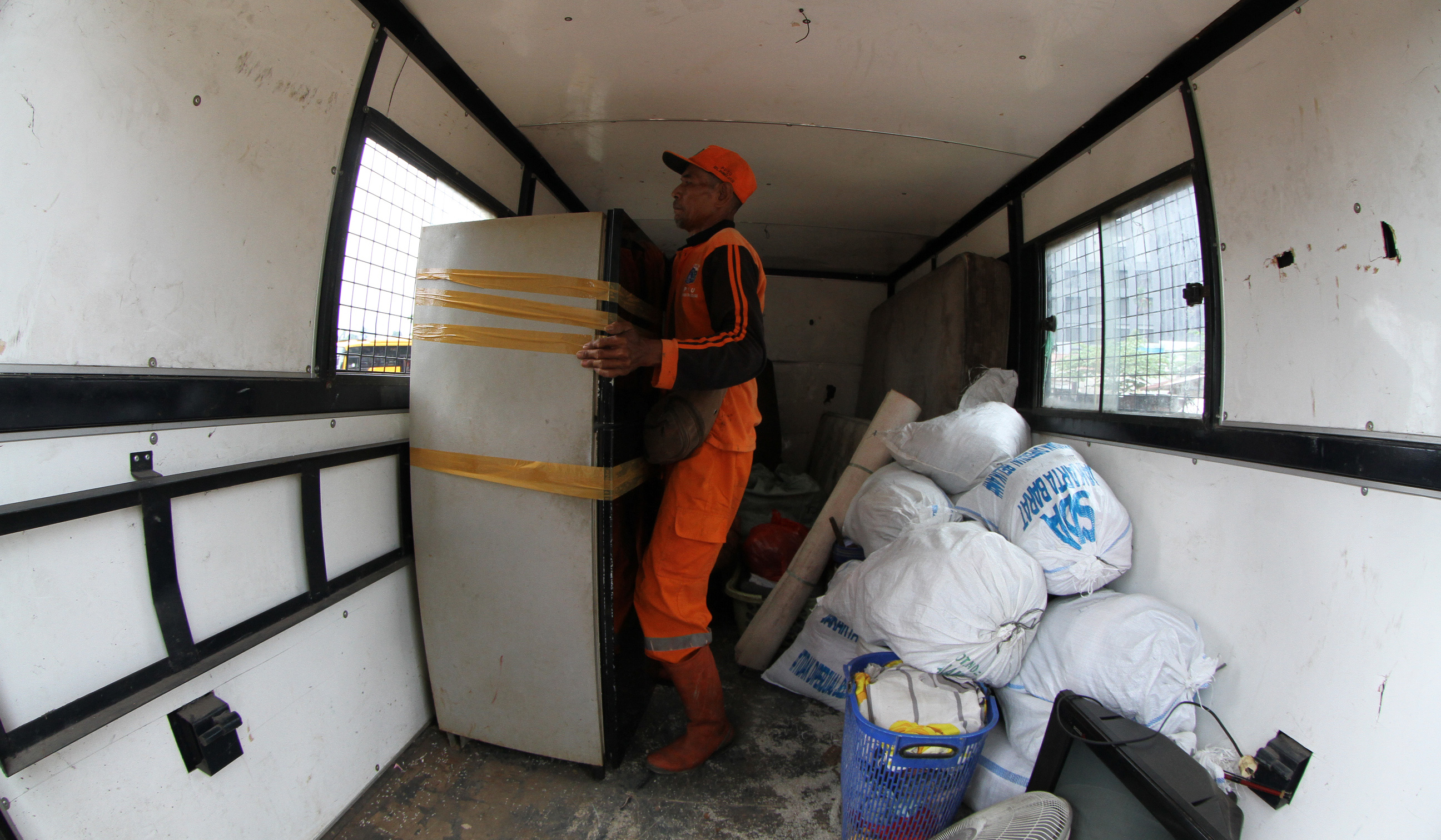 Relokasi warga TPU Menteng Pulo II. (Agus Priatna/SinPo.id)