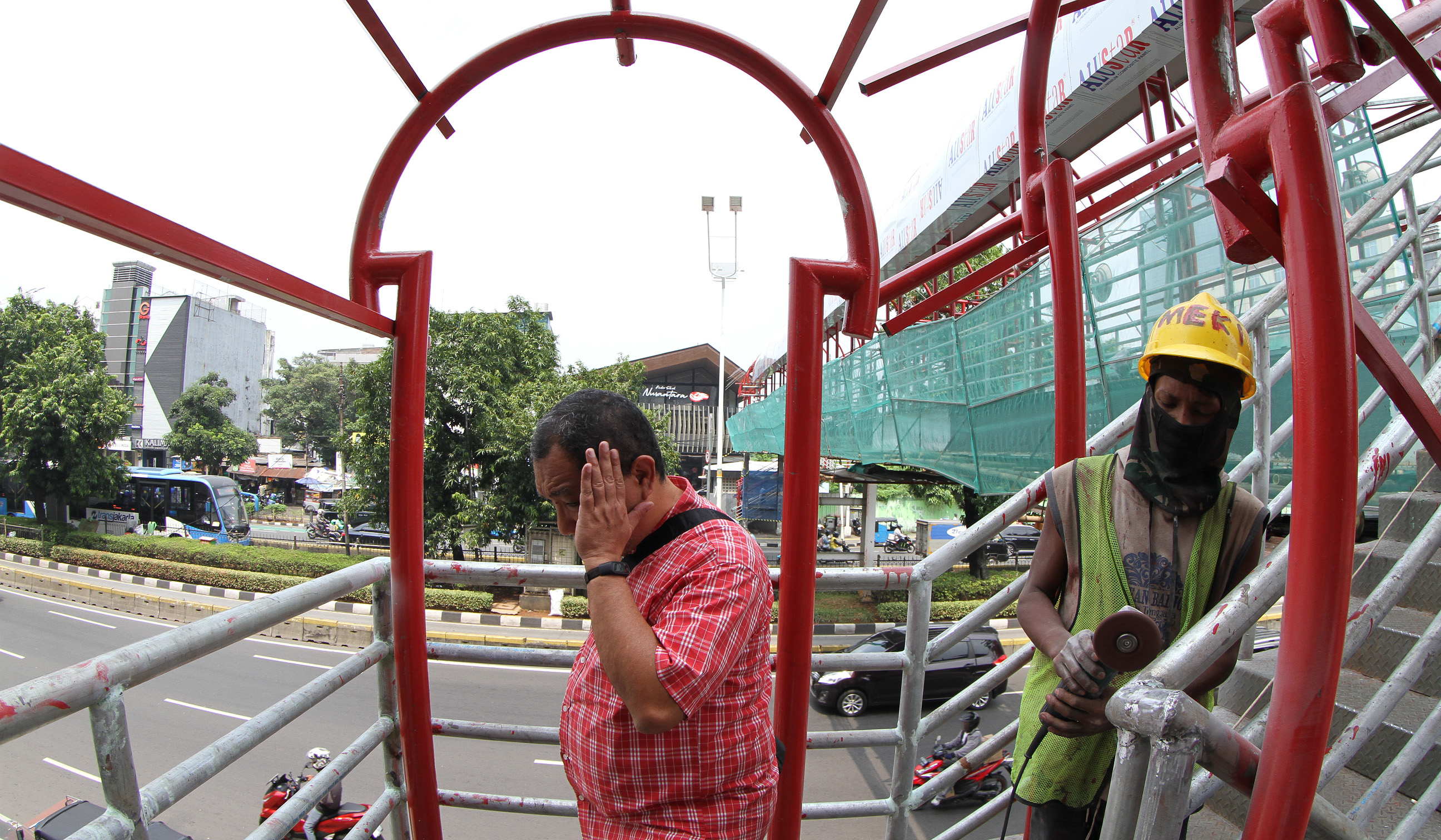 Perbaikan JPO. (Agus Priatna/SinPo.id)