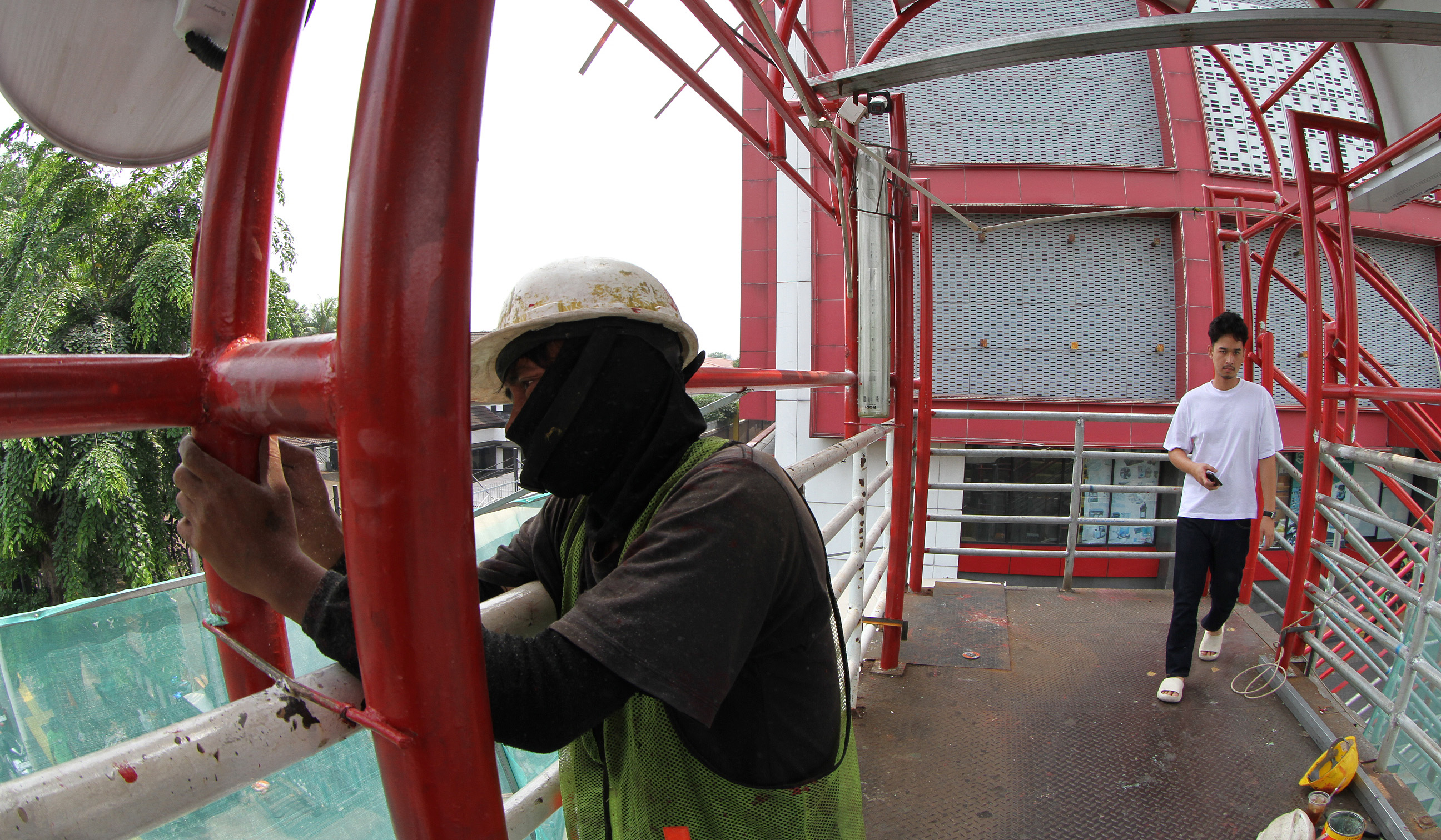 Perbaikan JPO. (Agus Priatna/SinPo.id)