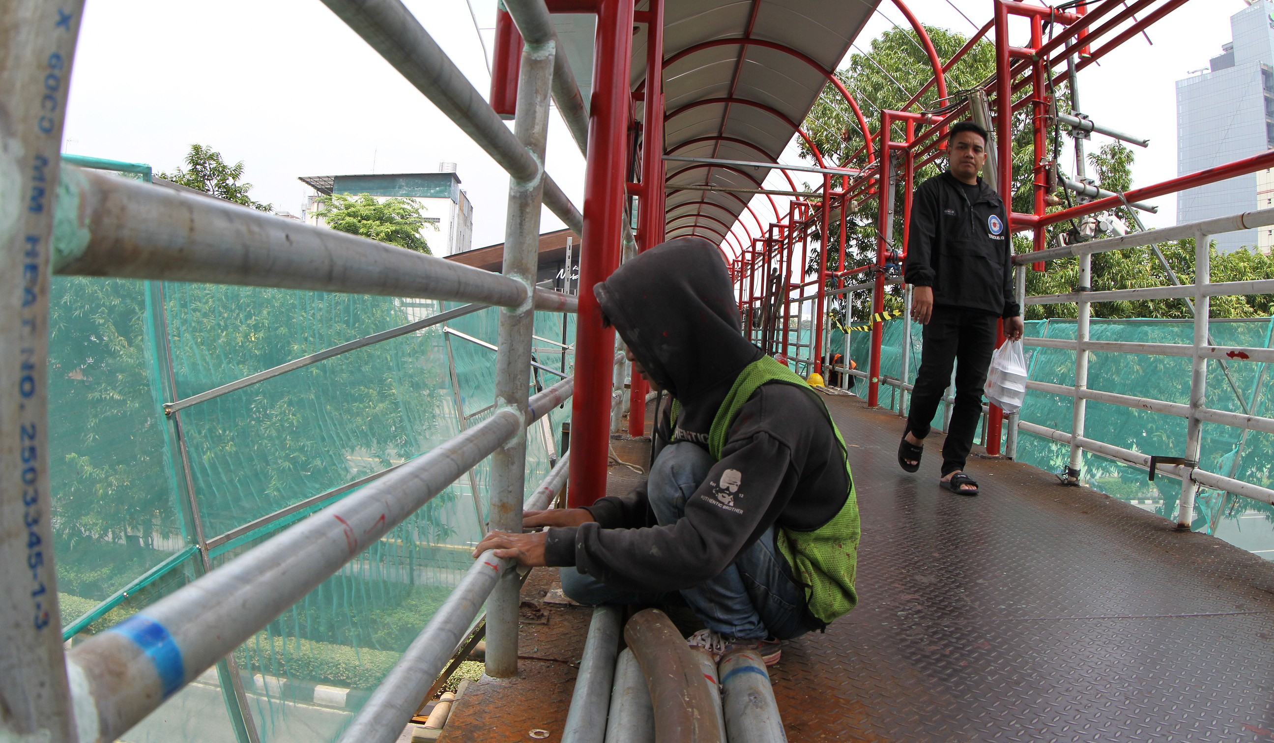 Perbaikan JPO. (Agus Priatna/SinPo.id)