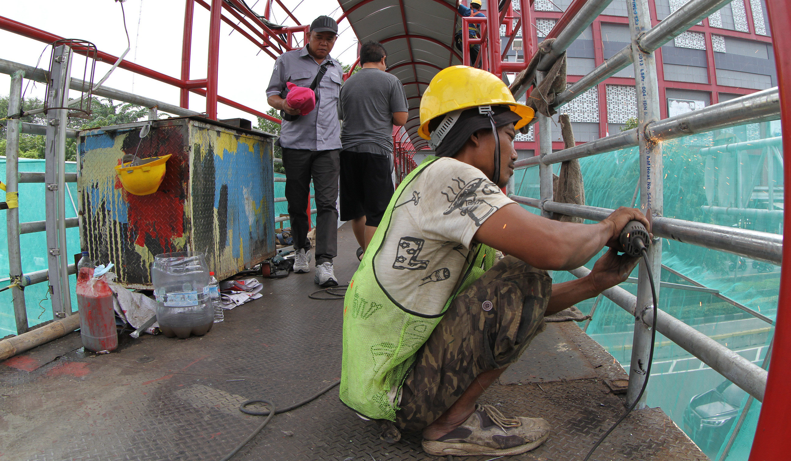 Perbaikan JPO. (Agus Priatna/SinPo.id)