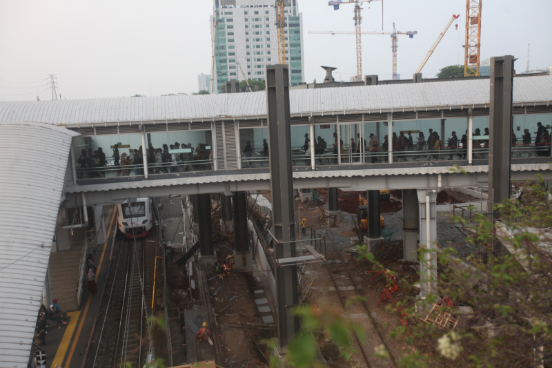 Kementrian Perhubungan melakukan revitalisasi stasiun tanah abang dan akan menambah 2 jalur kereta (Ashar/SinPo.id)