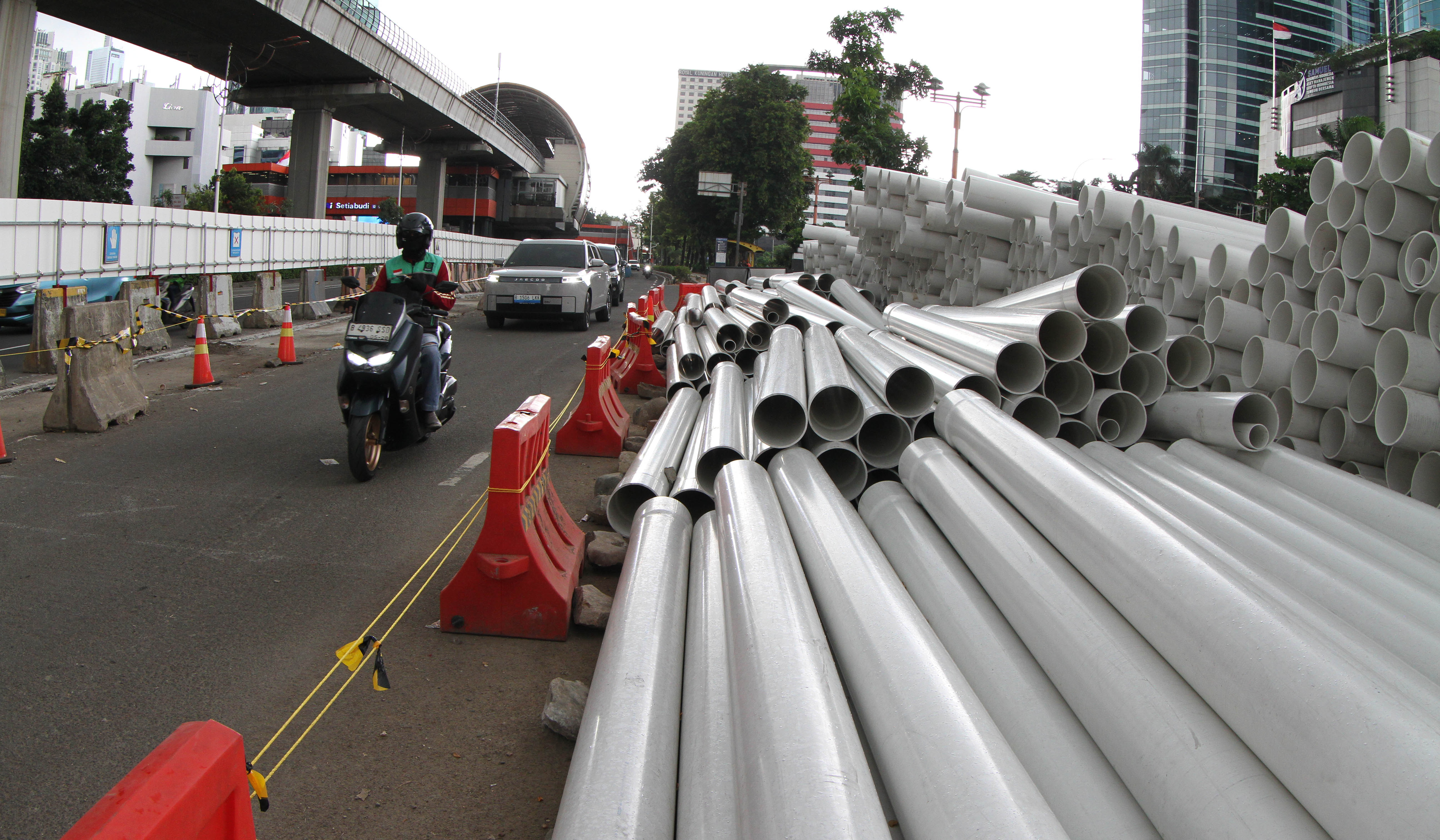 Revitalisasi trotoar di jalan HR Rasuna Said. (Agus Priatna/SinPo.id)