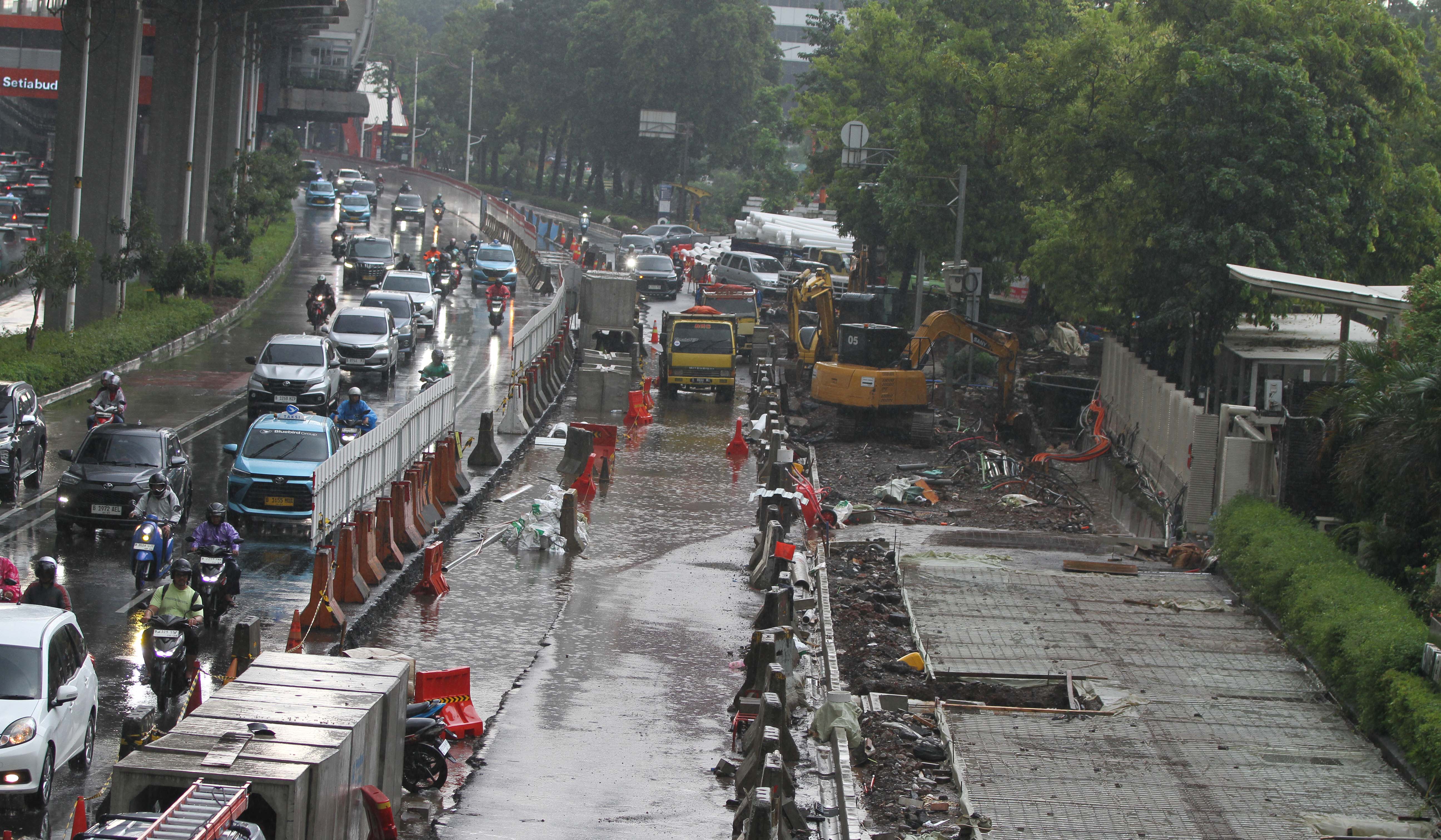 Revitalisasi trotoar di jalan HR Rasuna Said. (Agus Priatna/SinPo.id)