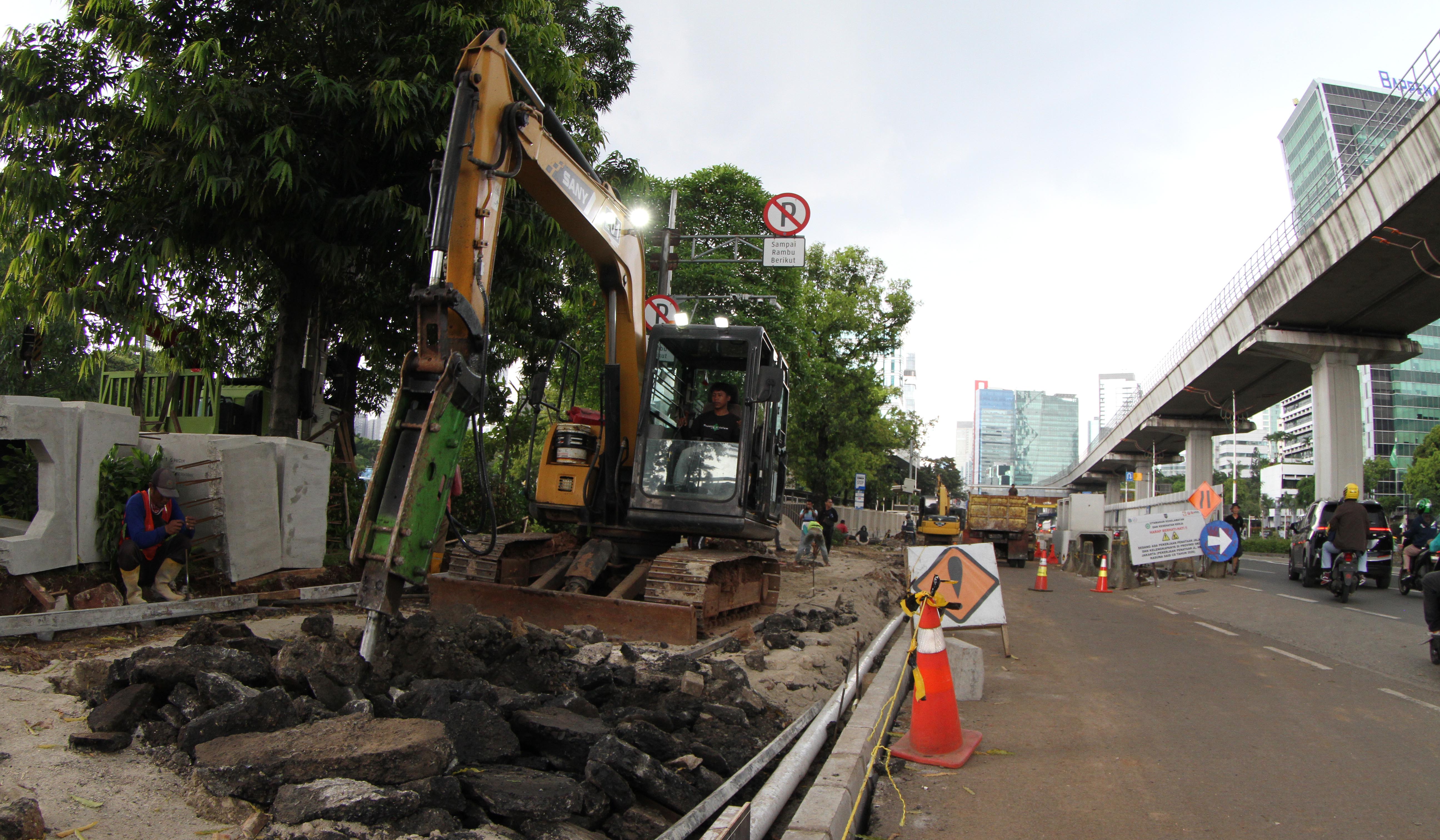 Revitalisasi trotoar di jalan HR Rasuna Said. (Agus Priatna/SinPo.id)