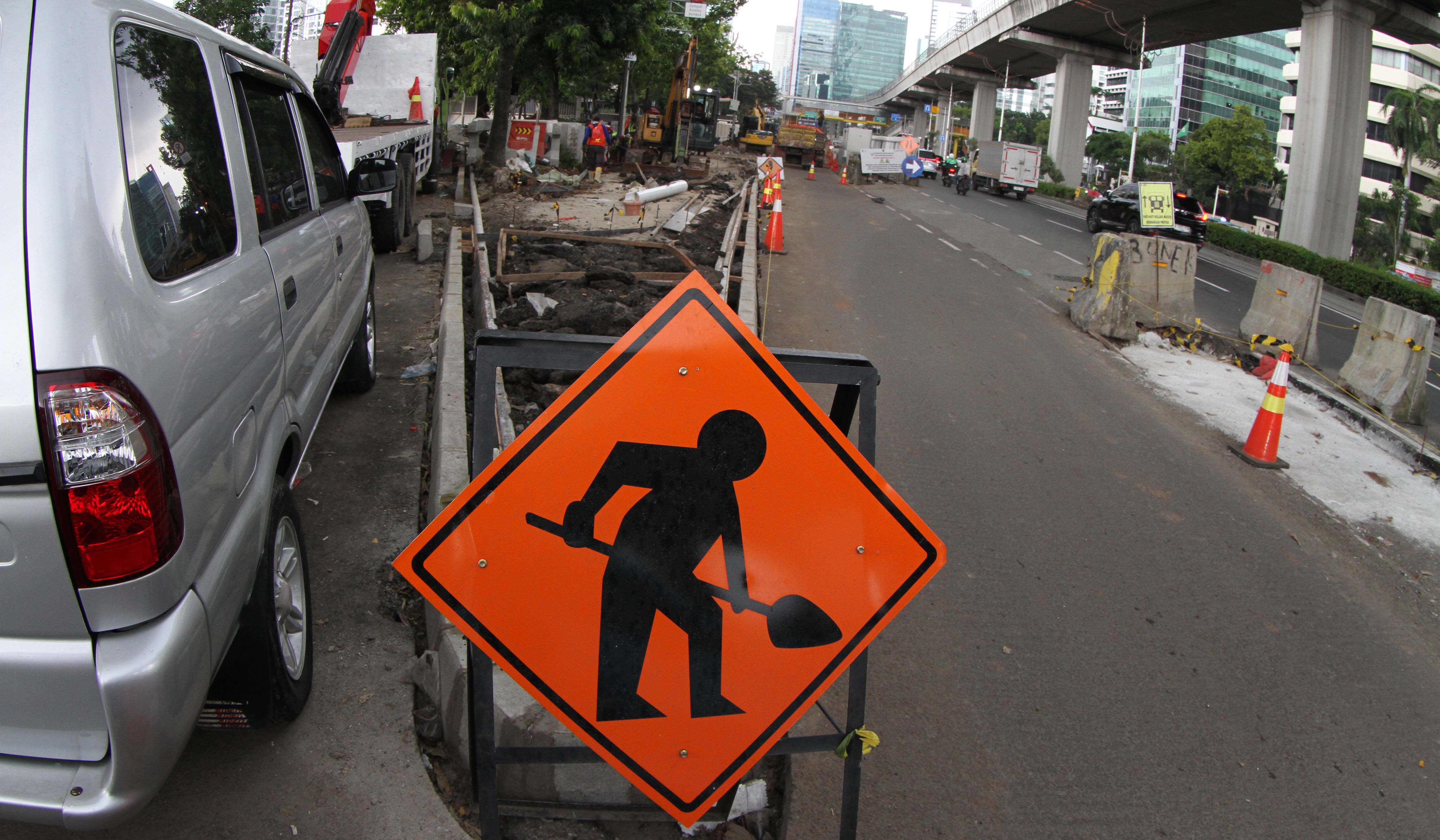 Revitalisasi trotoar di jalan HR Rasuna Said. (Agus Priatna/SinPo.id)